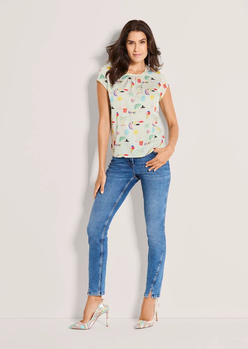 Verspielte Satinbluse mit Sommermotiven