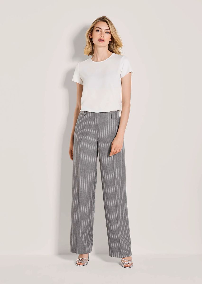 Taillierte Nadelstreifenhose mit weitem Bein