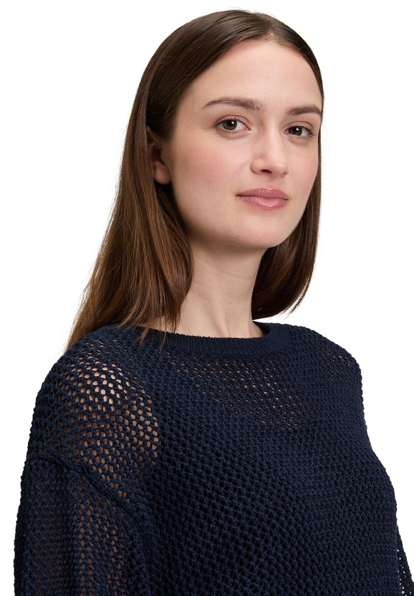 Gerader Strickpullover mit Lochmuster