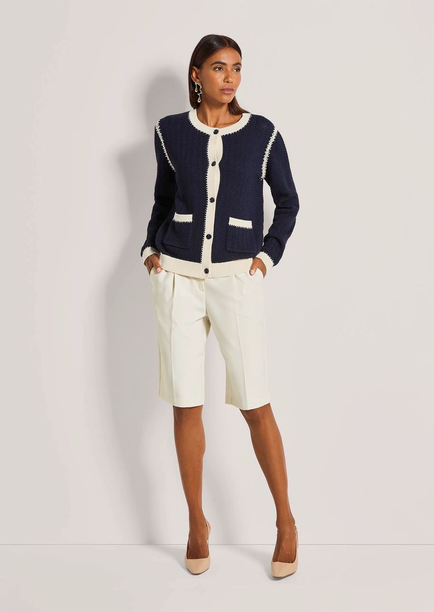 Zopfstrickjacke mit Kontrastdetails