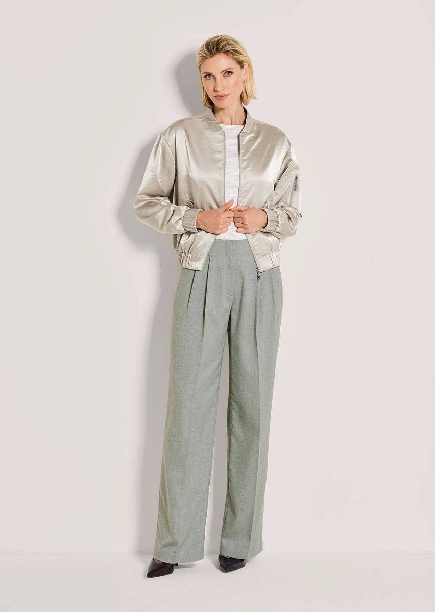 Schimmernder Satinblouson mit Ärmeltasche