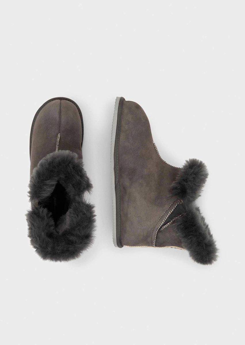 Kuschelige Lammfell-Hausschuhe in Boot-Form