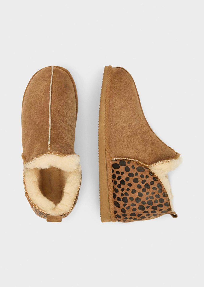 Lammfell-Hausschuhe mit Animal-Print