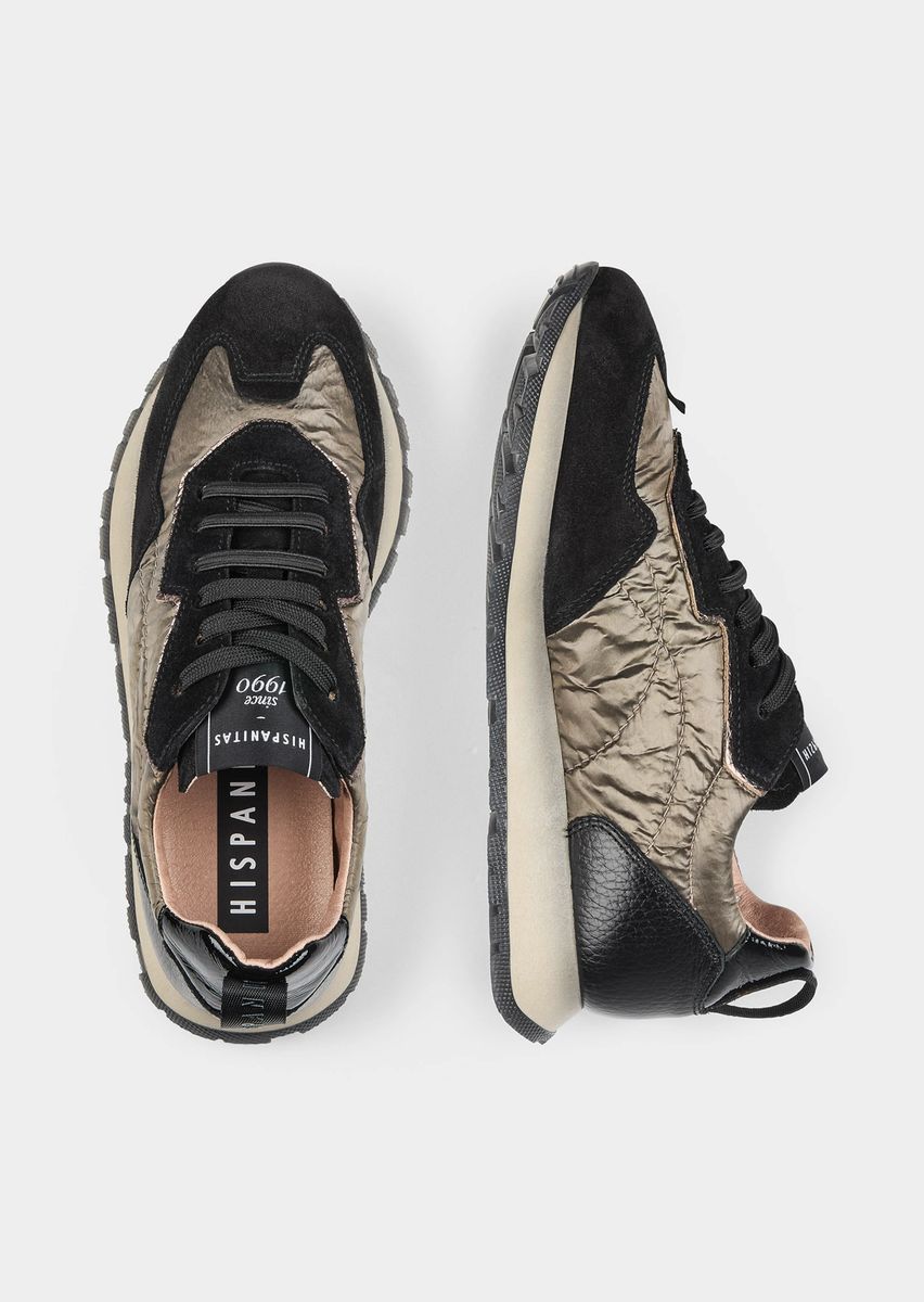 Sneaker mit gesteppten Einsätzen