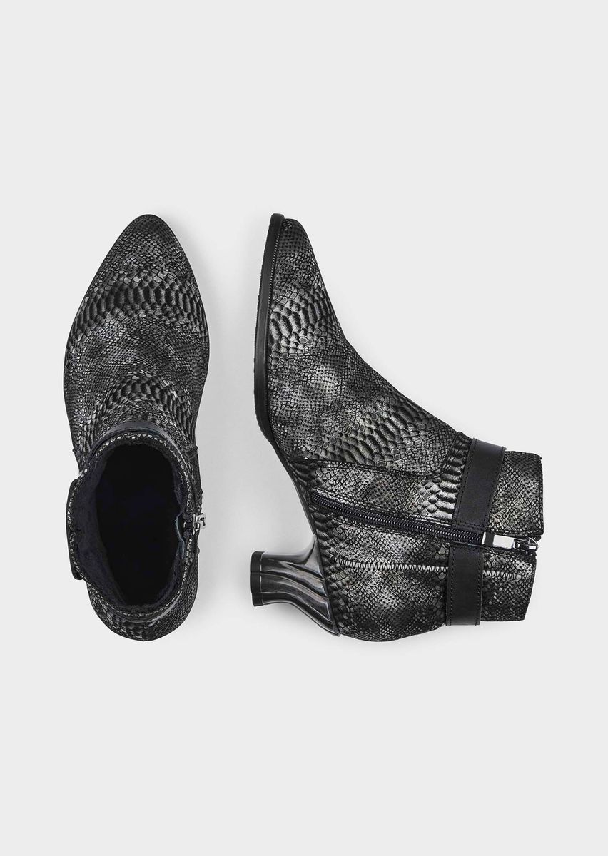 Stiefelette mit Schlangenmuster und Schnalle