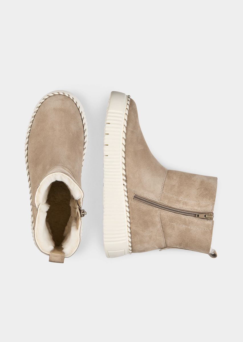 Minimalistische Wildlederstiefeletten mit Lammfell