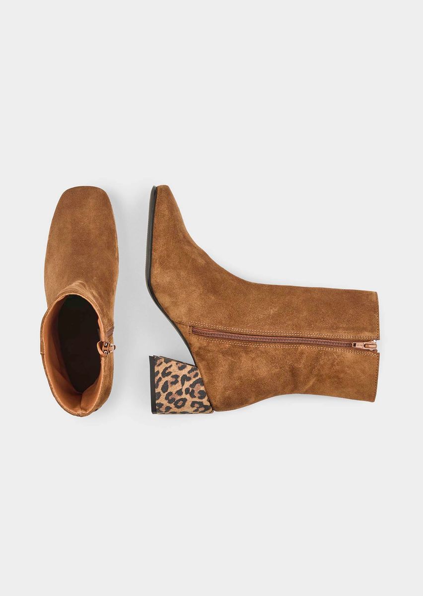 Wildleder-Stiefeletten mit Leoparden-Blockabsatz