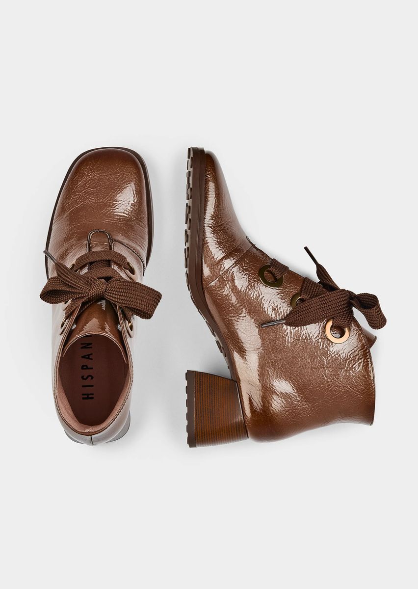 Glänzende Lackleder-Stiefeletten mit Schnürung