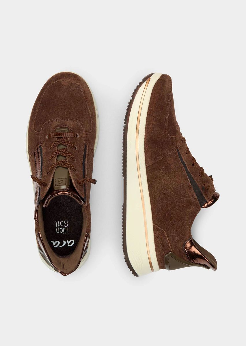 Eleganter Veloursleder-Sneaker mit Metallic-Akzenten