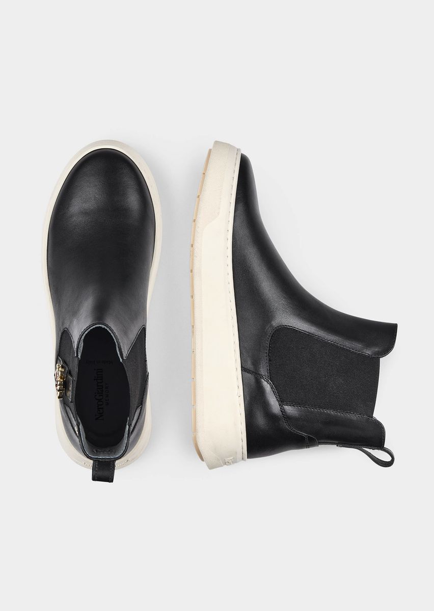 Minimalistische Chelsea-Boots mit Plateausohle