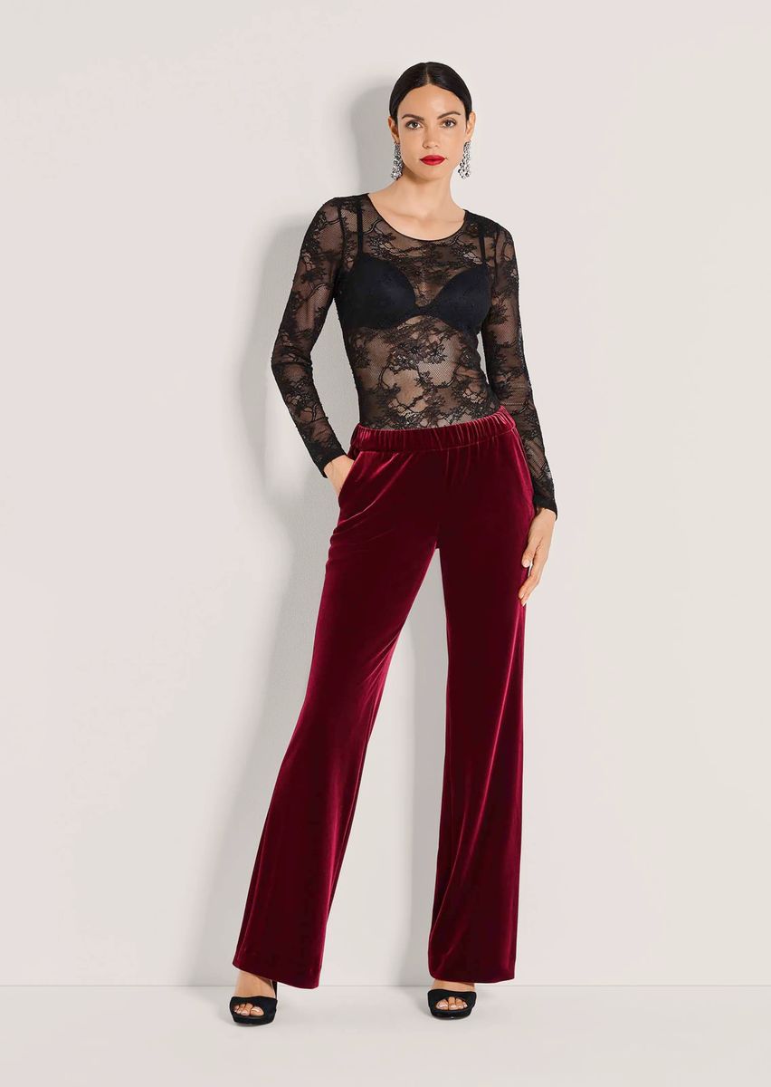 Elegante Samthose mit weitem Bein