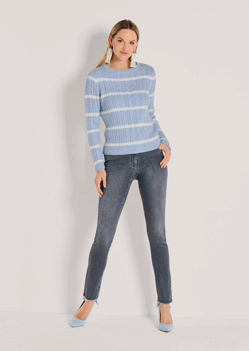 Gestreifter Zopfstrickpullover mit Rundhalsausschnitt