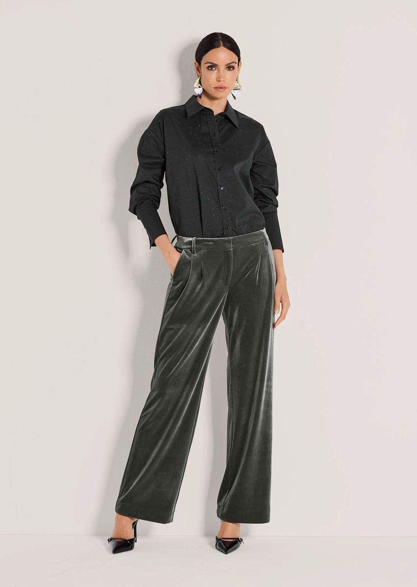 Elegante Samthose mit weitem Bein