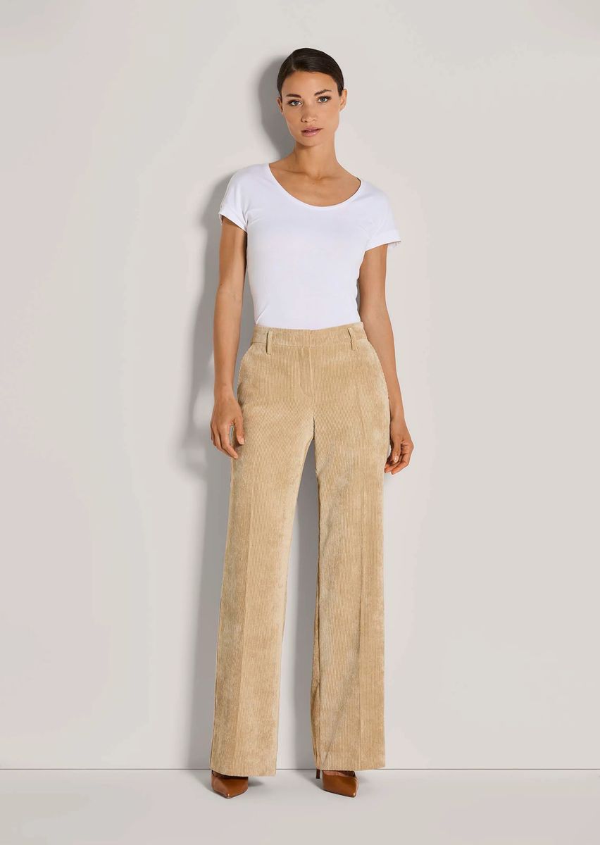 Weite Cordhose mit Bügelfalten