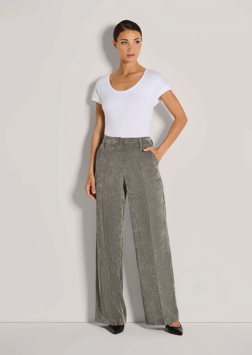 Weite Cordhose mit Bügelfalten