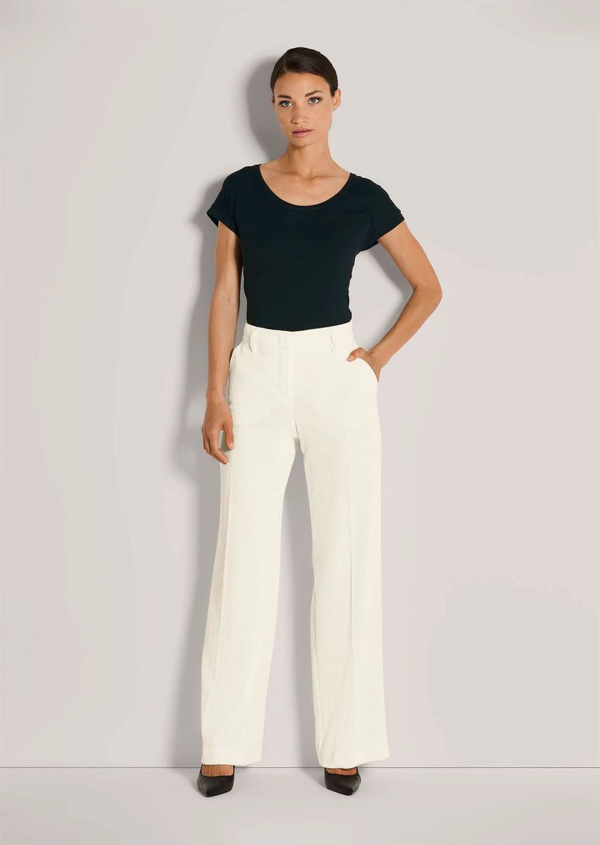 Weite Cordhose mit eleganten Bügelfalten