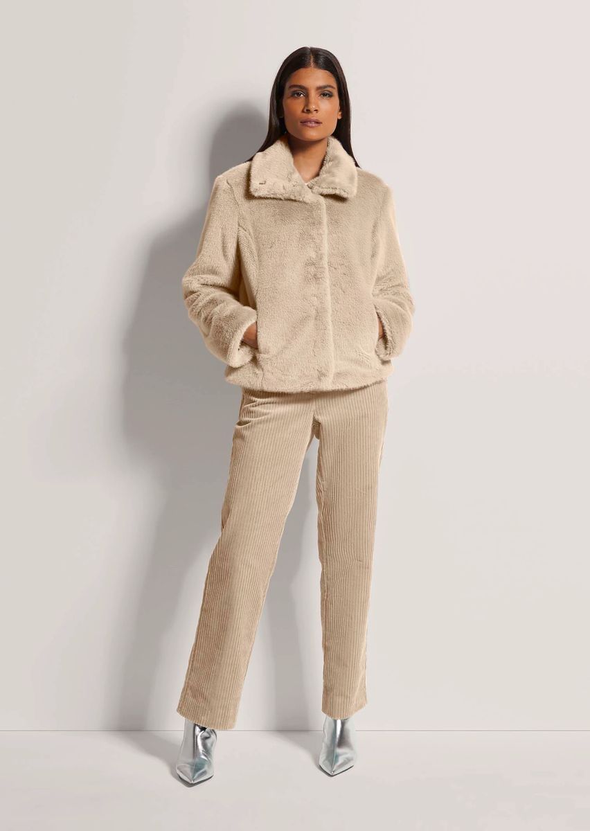 Modische Kurzjacke aus Webpelz