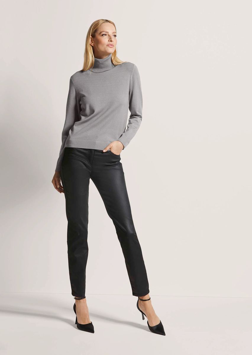 Figurnaher Rollkragenpullover aus Feinstrick