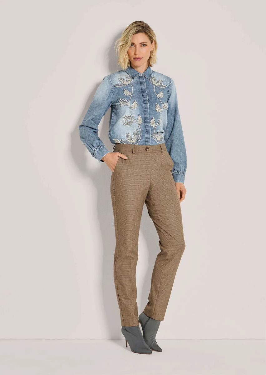 Konisch zulaufende Hose mit Bügelfalten