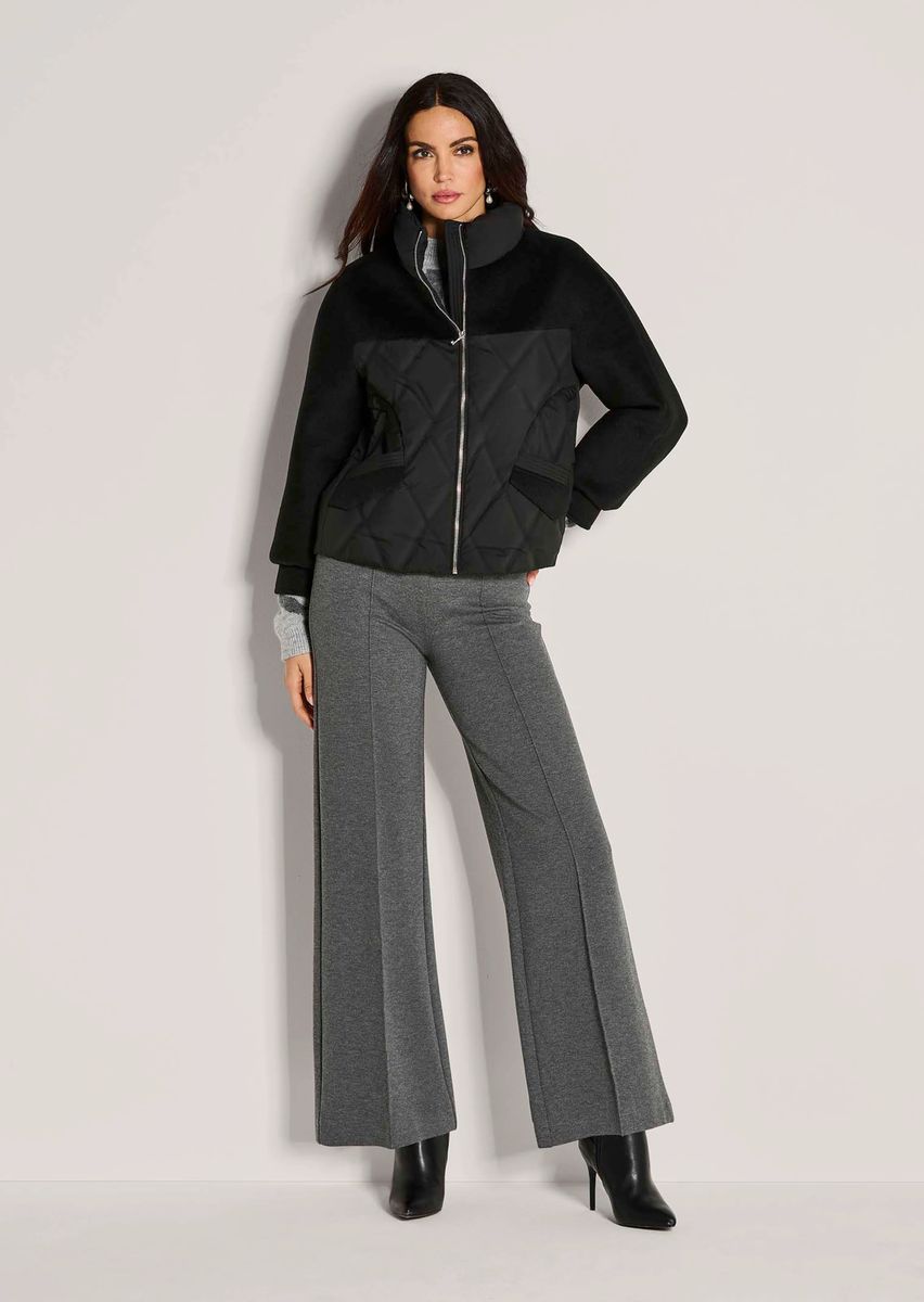 Kurze Daunenjacke im Material-Mix