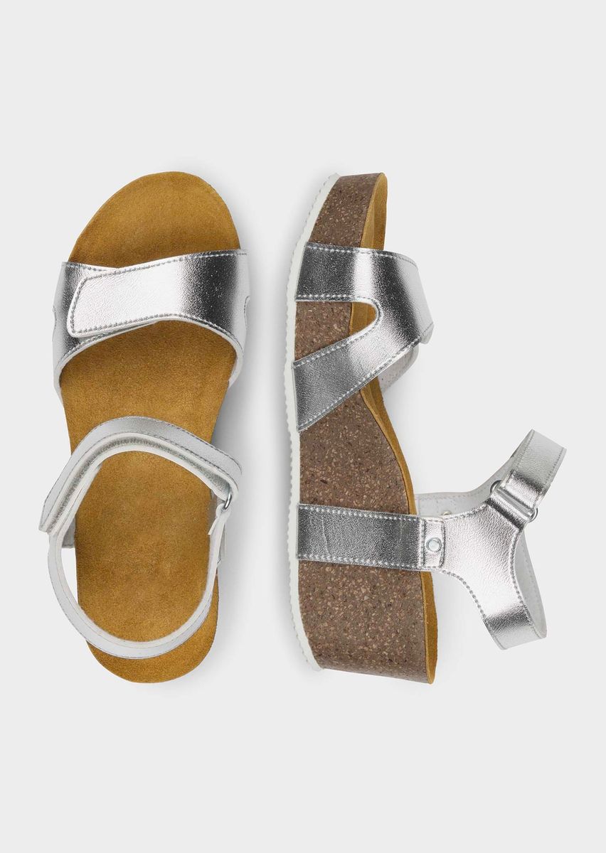 Metallic-Keilsandalen mit Klettverschluss