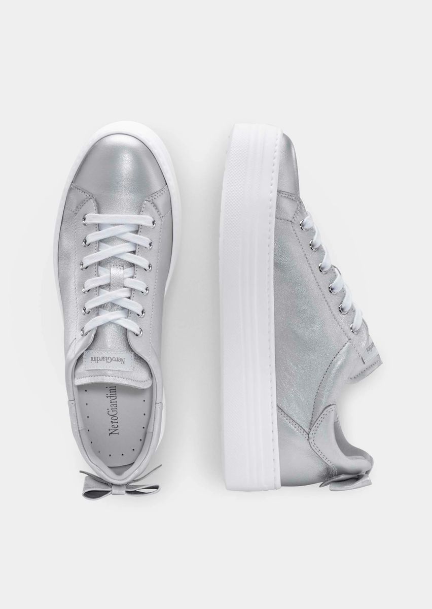Metallic-Plateausneaker mit Schleifendetail