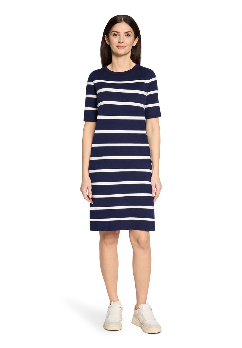 Lässiges gestreiftes Strick-T-Shirt-Kleid
