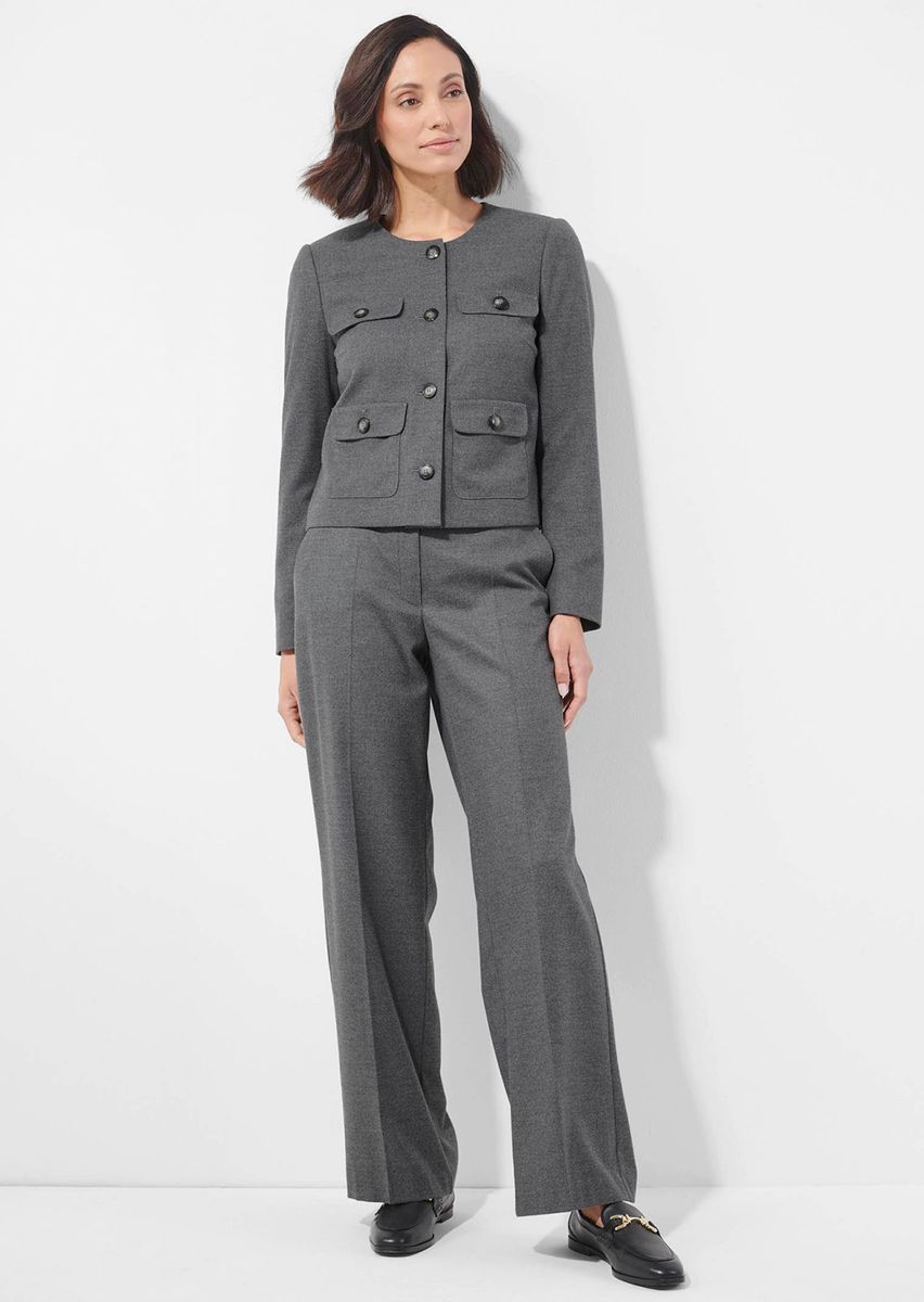 Kurzer kragenloser Blazer mit Pattendetails