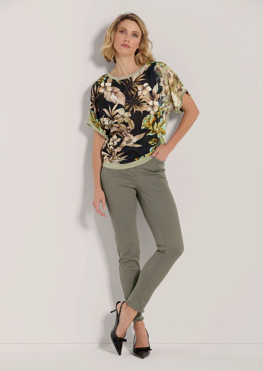 Sommertop im floralen Materialmix