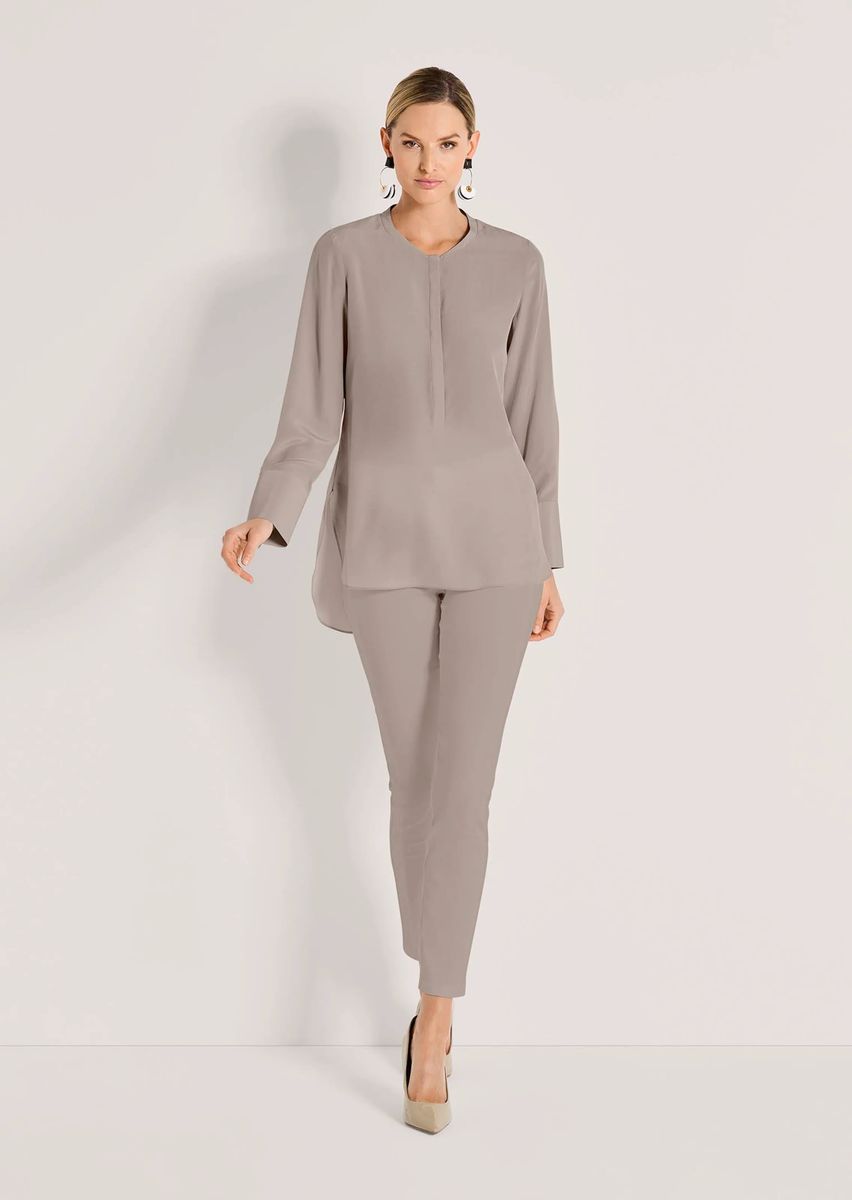 Elegante kragenlose Seidenbluse