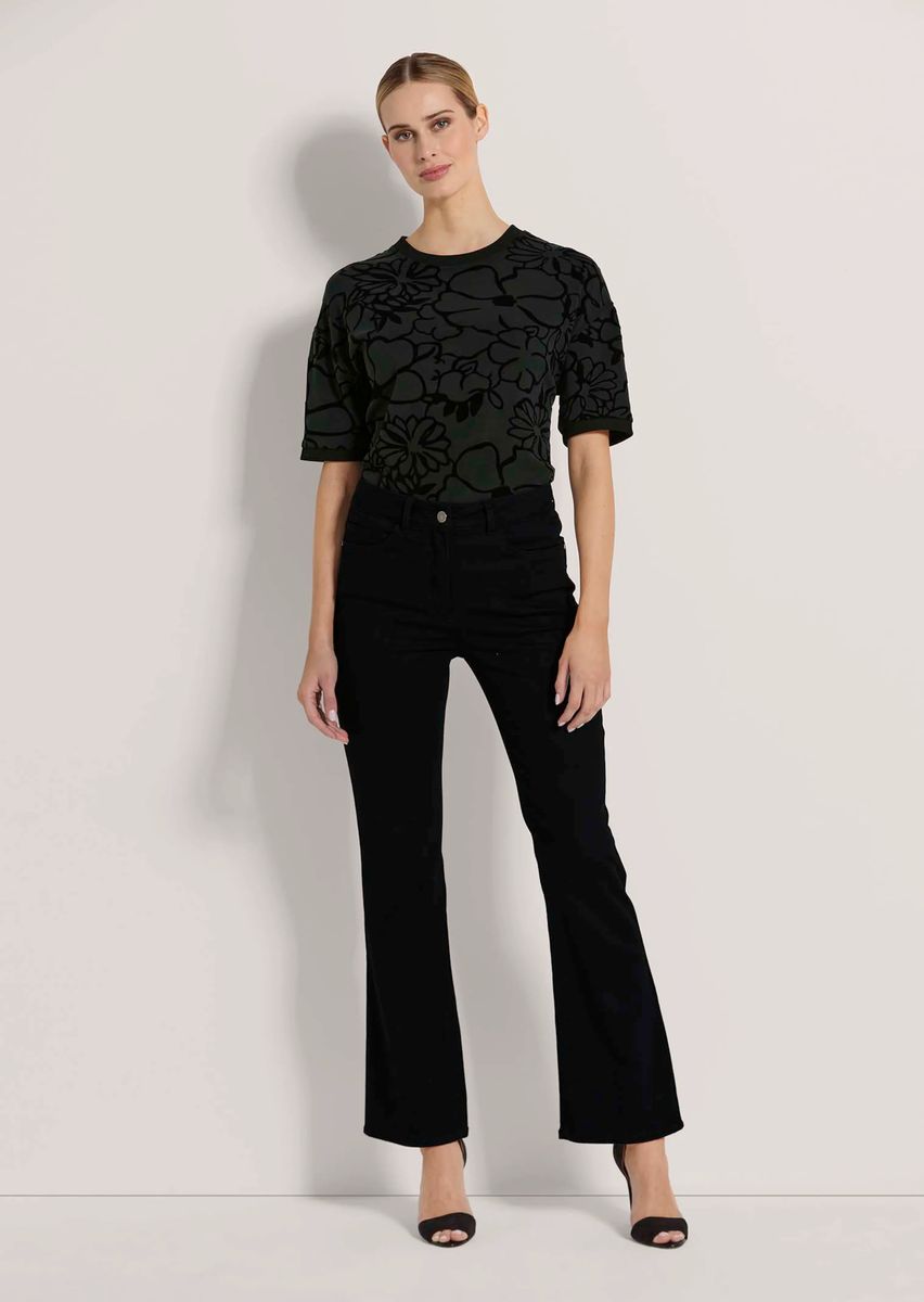 Klassische schwarze Bootcut-Jeans mit Stretch