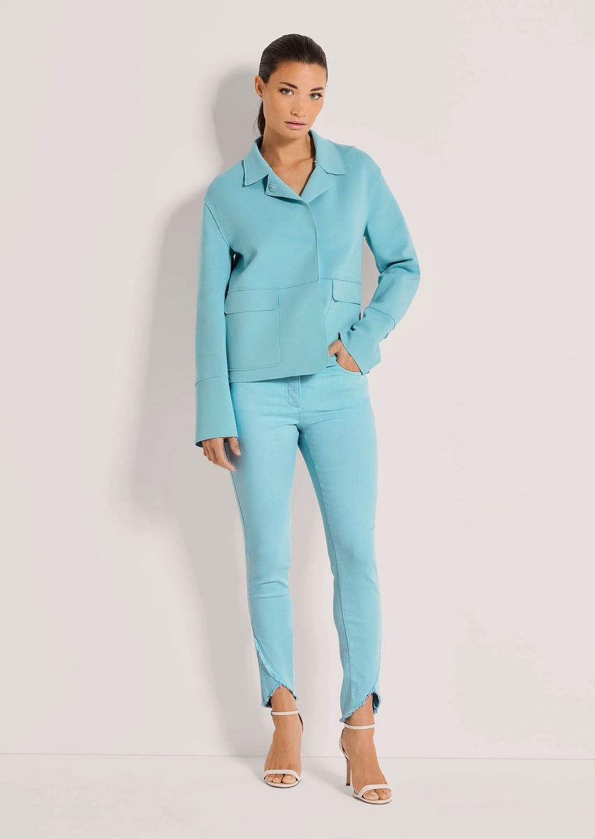 Moderner kastiger Kurzblazer aus Stretch