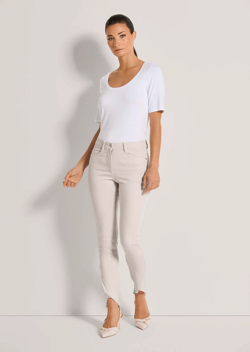 Schmale Jeans mit Fransensaum