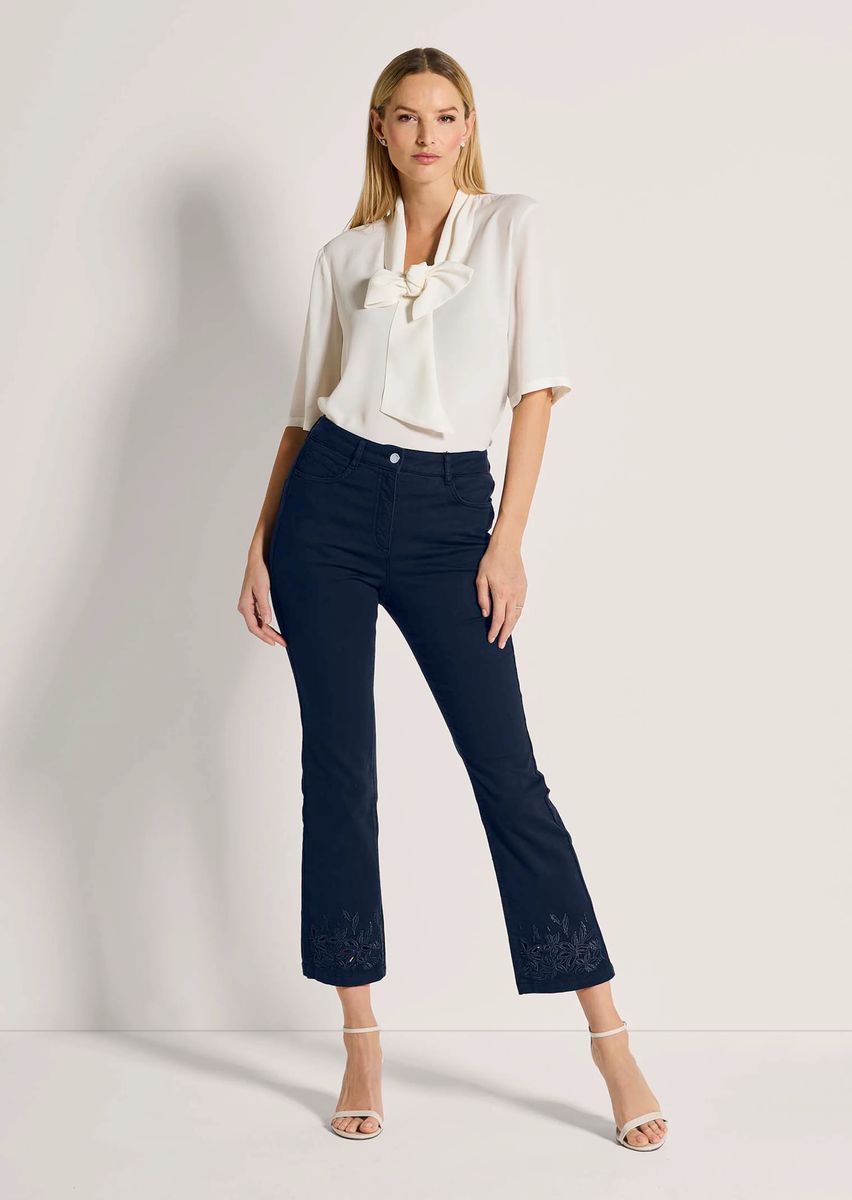 Ausgestellte Cropped-Jeans mit Lochstickerei
