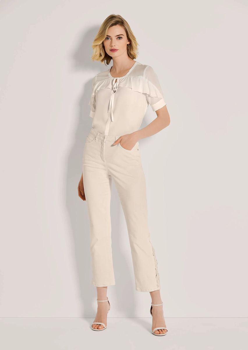 Ausgestellte Jeans mit Spitze
