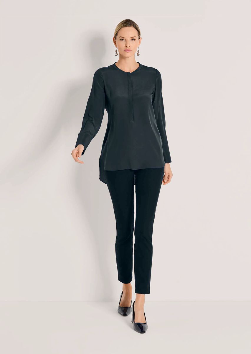 Kragenlose lange Seidenbluse