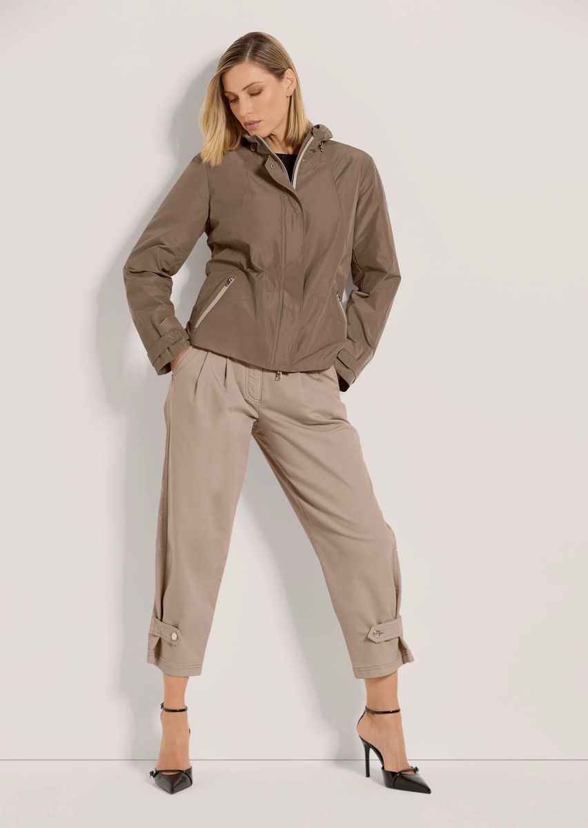 Sportive Leichtjacke mit Stehkragen