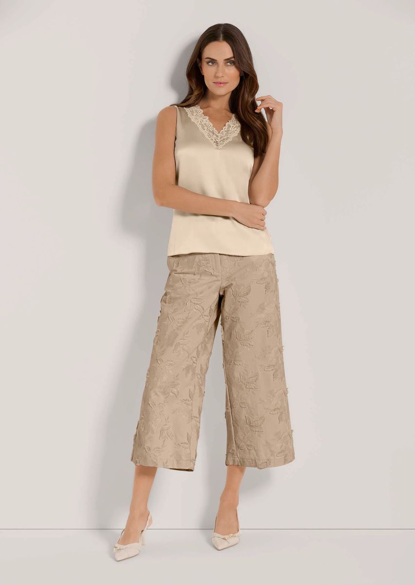 Elegantes Seidentop mit Spitze