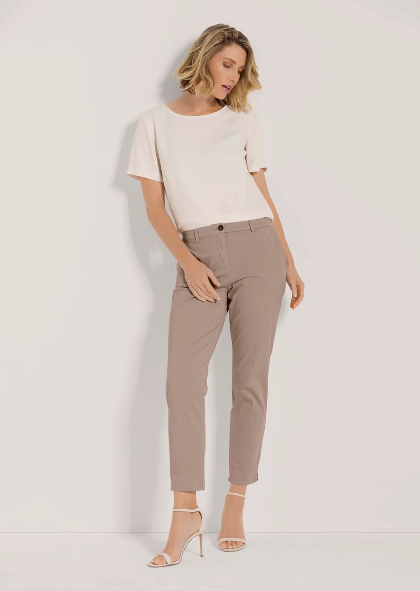Taillierte Stretch-Chino mit Bügelfalten