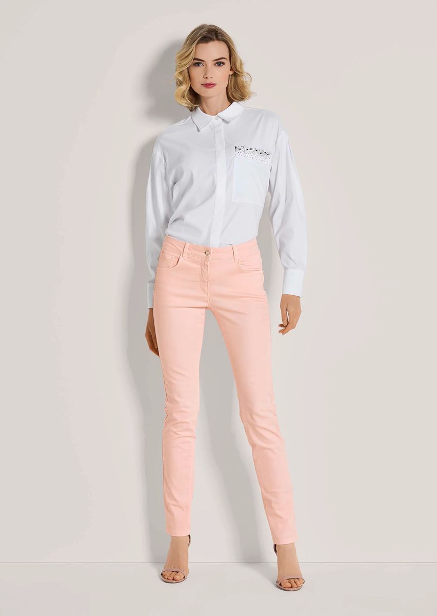 Schlanke Five-Pocket-Jeans mit Strass-Akzenten