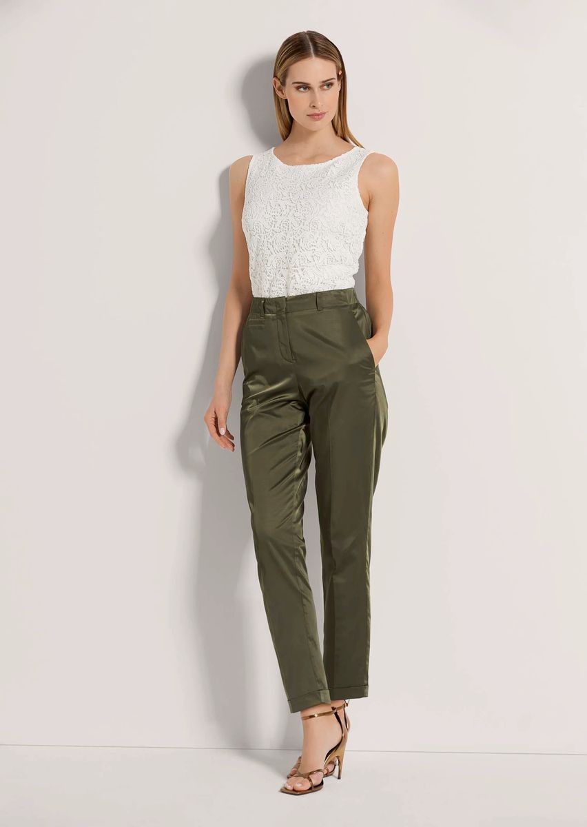 Satinhose mit Bügelfalten und Aufschlag