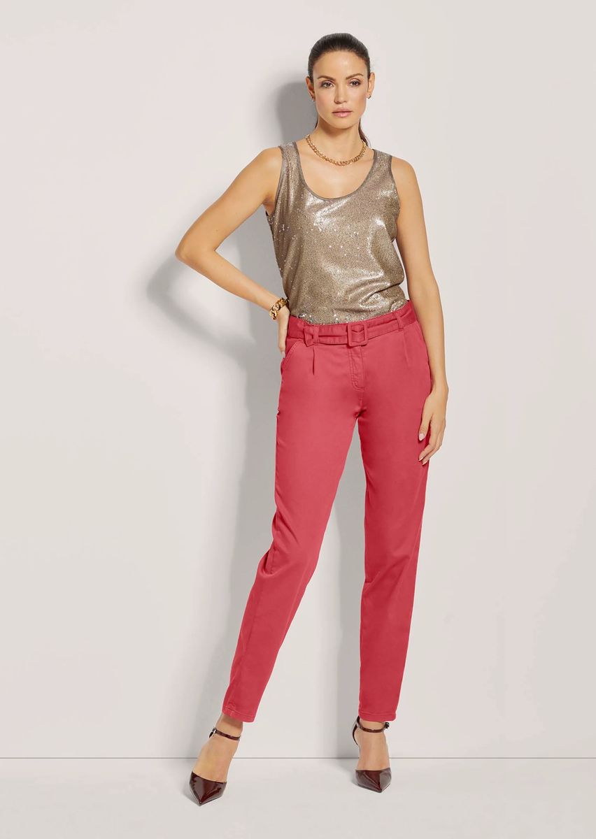 Karottenhose mit Bundfalten und Gürtel