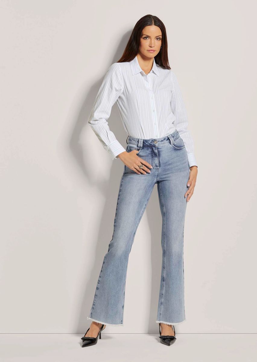 Schmal Ausgestellte Jeans mit Fransensaum
