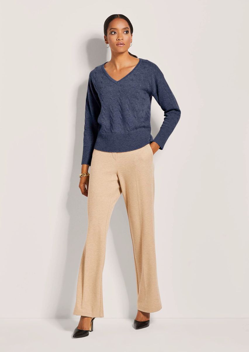 V-Pullover mit feinem Zopfmuster