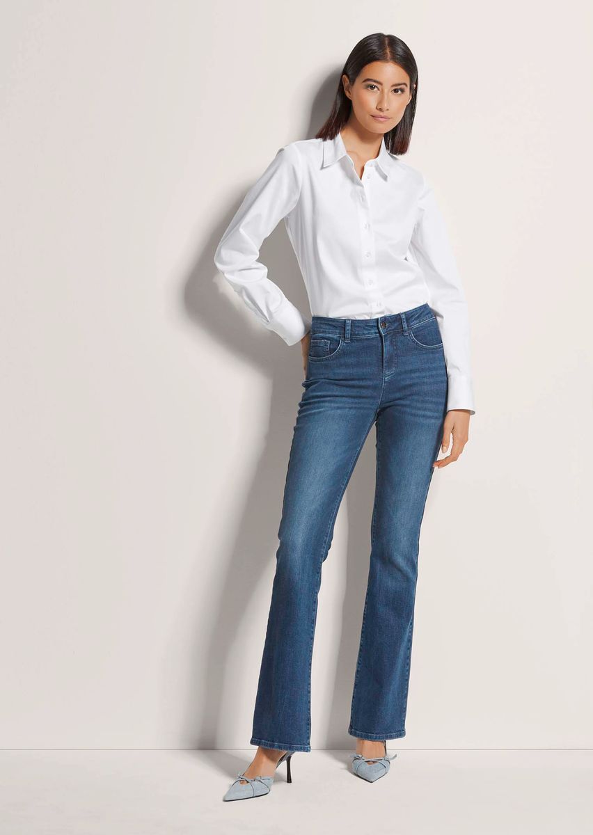 Klassische Bootcut-Jeans mit ausgestelltem Bein