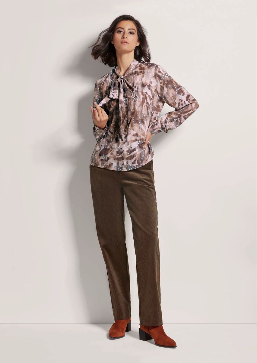Schluppenbluse aus Satin mit abstraktem Print