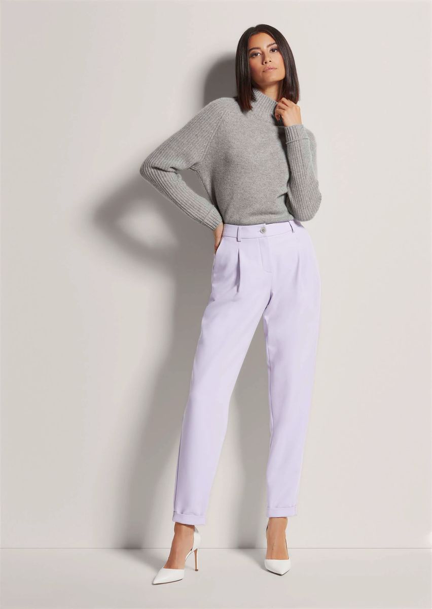 Hochgeschnittene Bundfaltenhose mit Saumaufschlag