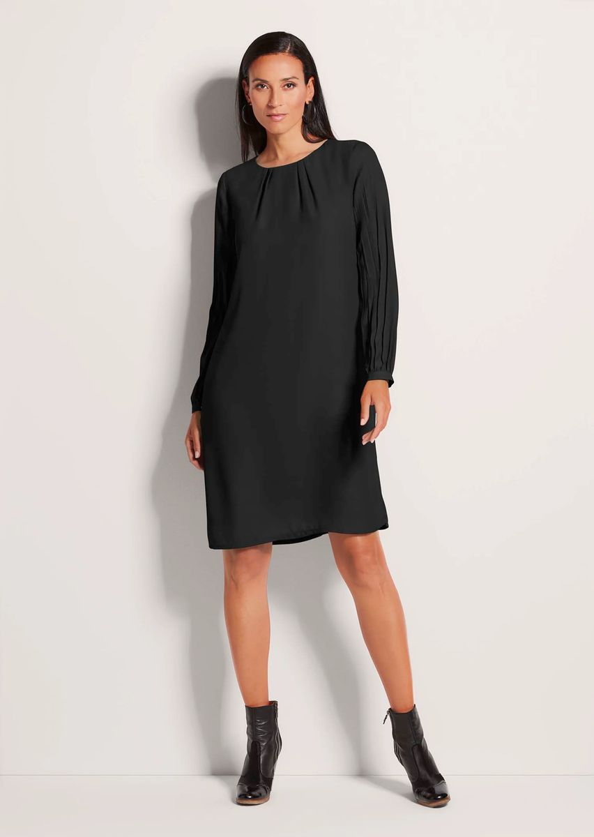 Gerade geschnittenes Kleid mit Plissee-Ärmeln