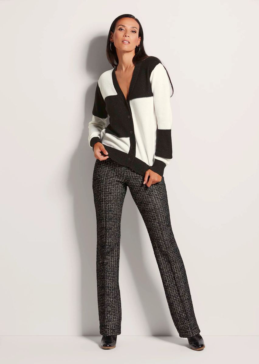 Strickjacke im geometrischen Patch-Look