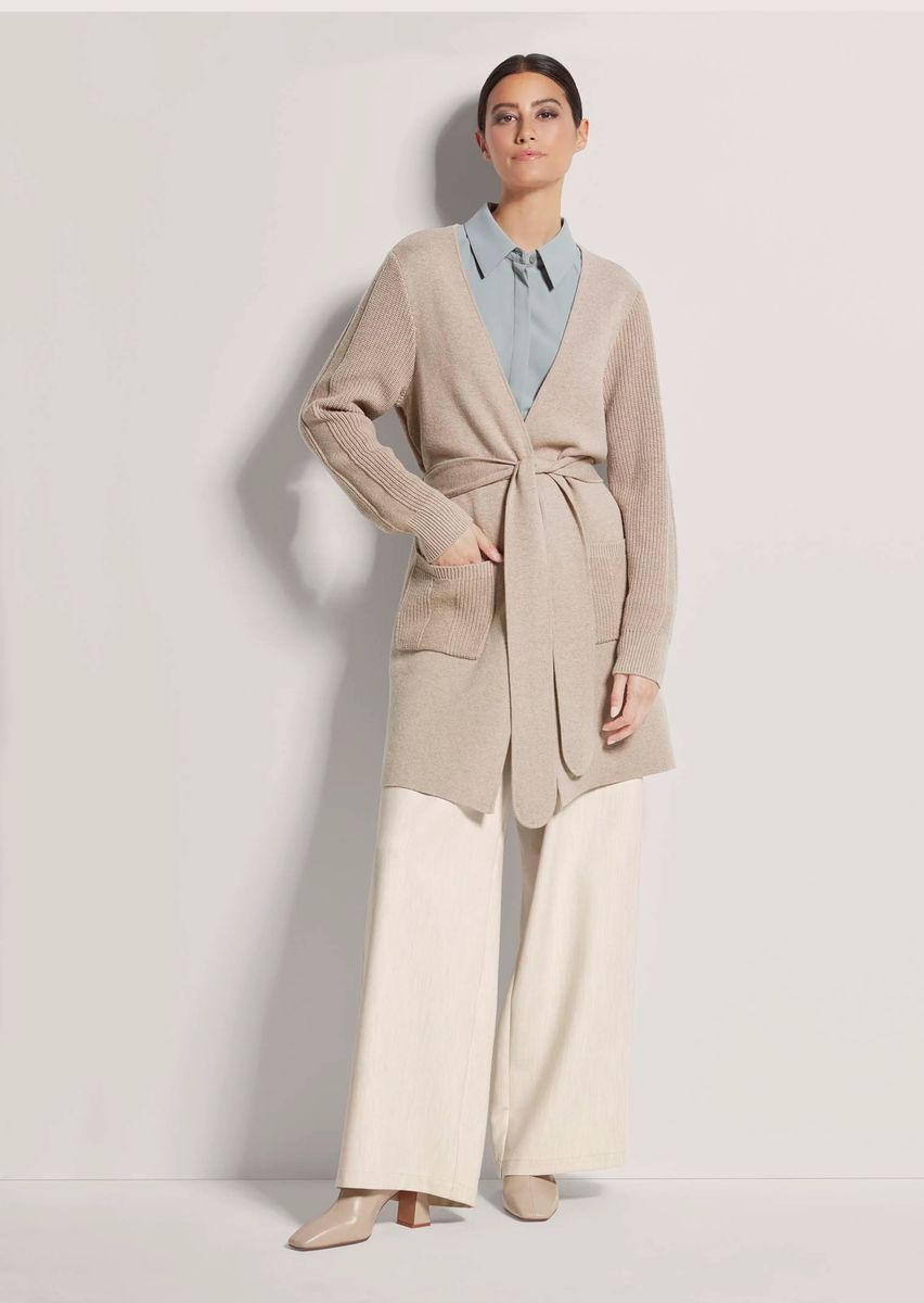 Lange Strickjacke mit Bindegürtel